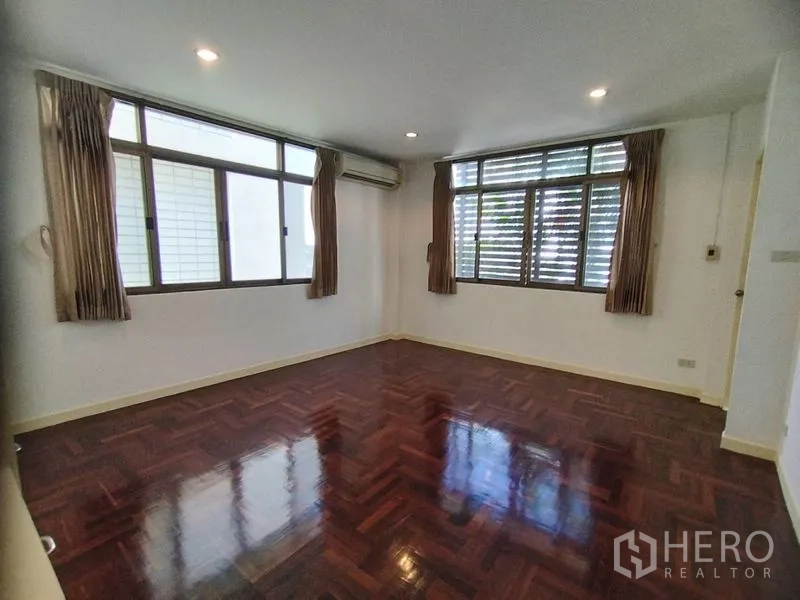 บ้าน ให้เช่าในWatthana, Bangkok - ห้องนอนมุมบ้าน หน้าต่างบานใหญ่ แอร์ และพื้นไม้ขัดเงา