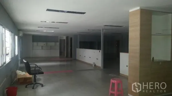 零售空间 出租在Khlong Toei, Bangkok - 未完全装修的室内，长窗与内置柜台，留有充足可改造空间。