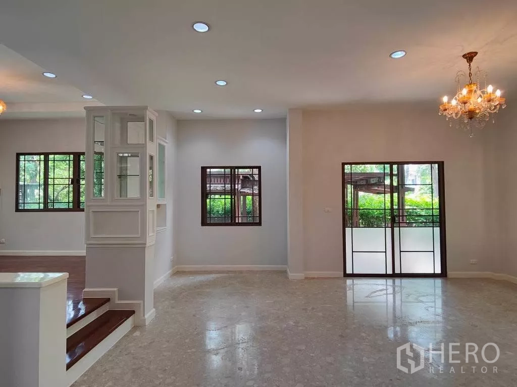 独立式住宅 出租或出售在Mueang Nonthaburi, Nonthaburi - 家庭活动区，玻璃门通向露台，角落展示柜。