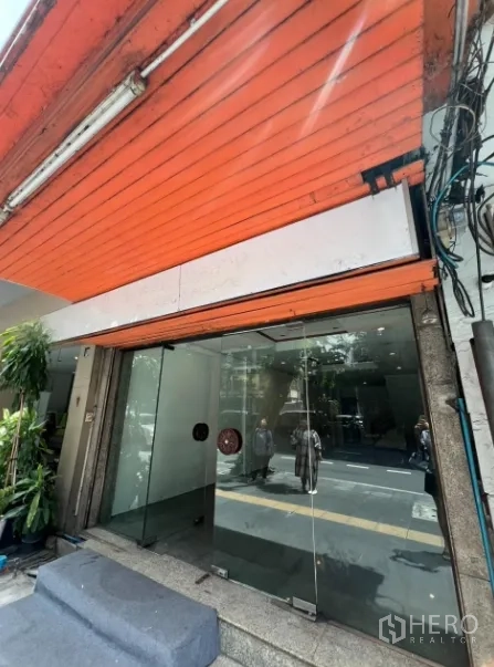 อาคารพาณิชย์ ให้เช่าในKhlong Toei, Bangkok - ประตูทางเข้ากระจกบานคู่ใต้ประตูม้วนสีส้ม พร้อมบันไดหินแกรนิต.