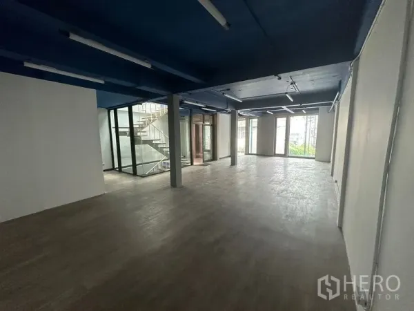 สำนักงาน ให้เช่าในWatthana, Bangkok - โถงทำงานยาว โปร่งแสงด้วยหน้าต่างบานใหญ่และบันไดกระจกตรงกลาง