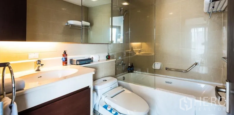 公寓 出租在Khlong Toei, Bangkok - 现代化浴室，玻璃围挡浴缸与大镜柜