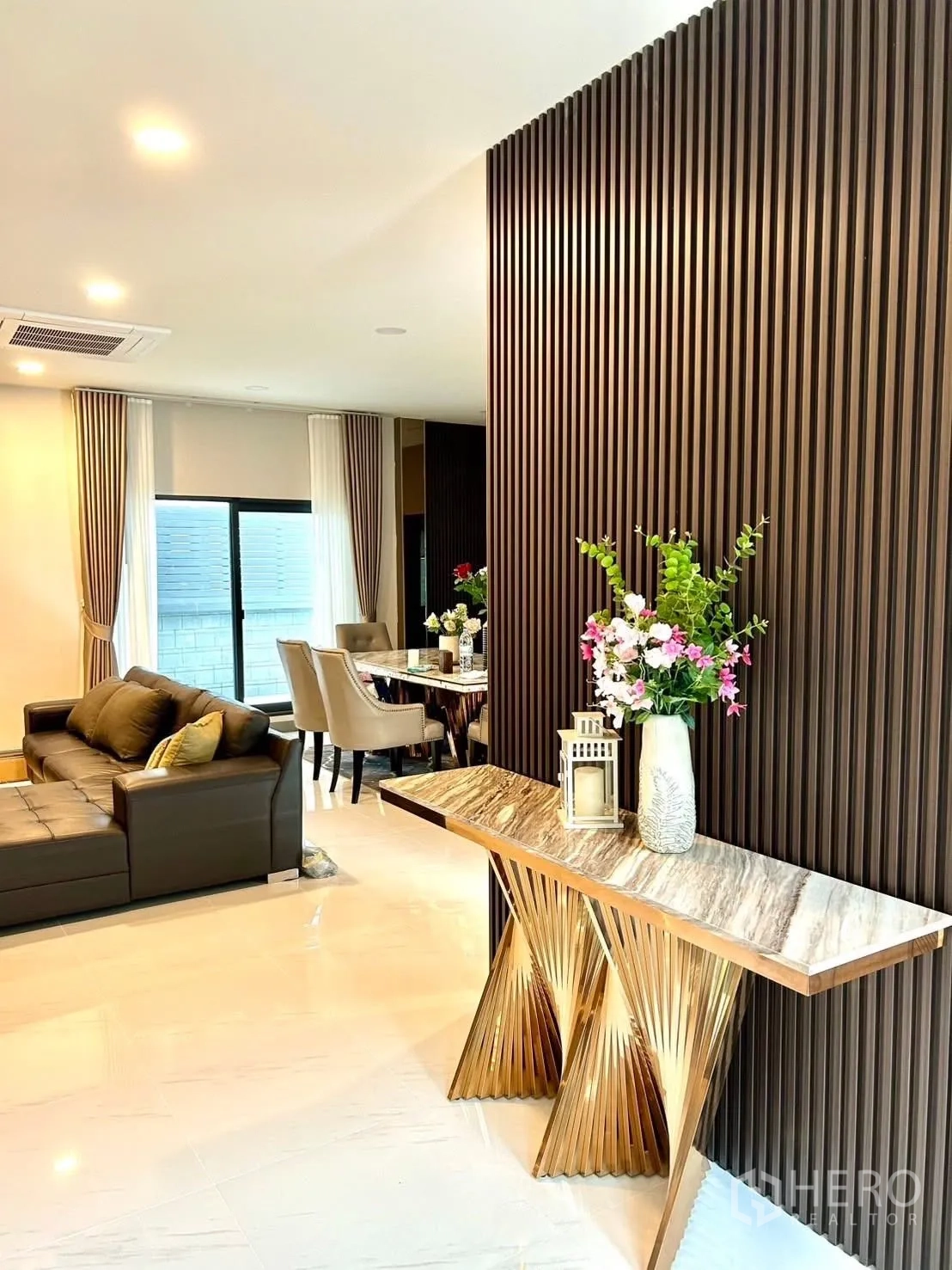 独栋房屋 for rent in Bang Phli, Samut Prakan - 大理石台面金色底座的装饰柜，背靠格栅墙面。