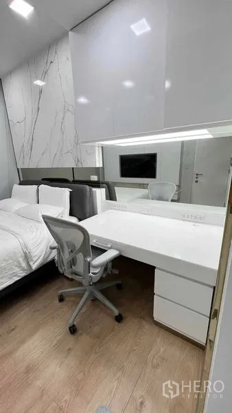 คอนโด ให้เช่าในWatthana, Bangkok - มุมทำงานในห้องนอน โต๊ะยาว เก้าอี้ทำงาน และตู้เหนือศีรษะ