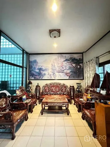 บ้าน ขายในYan Nawa, Bangkok - ห้องนั่งเล่นสว่างพร้อมชุดโซฟาไม้แกะสลัก พื้นกระเบื้อง และภาพวาดวิวขนาดใหญ่