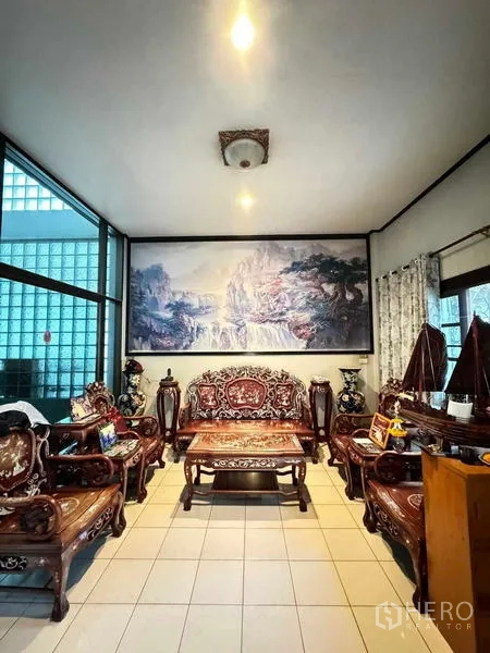 บ้าน ขายในYan Nawa, Bangkok - ห้องนั่งเล่นสว่างพร้อมชุดโซฟาไม้แกะสลัก พื้นกระเบื้อง และภาพวาดวิวขนาดใหญ่