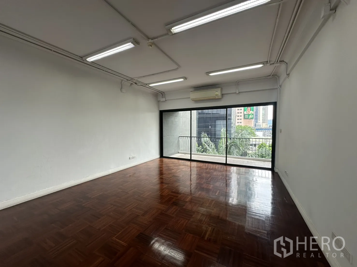办公室 for rent in Watthana, Bangkok - 独立办公室，光亮木地板，大型推拉玻璃门通往阳台。