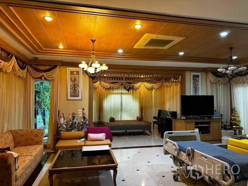 Detached House for sale in Bang Khun Thian, Bangkok - Spacious living room with coffered ceiling, chandeliers and large windows.