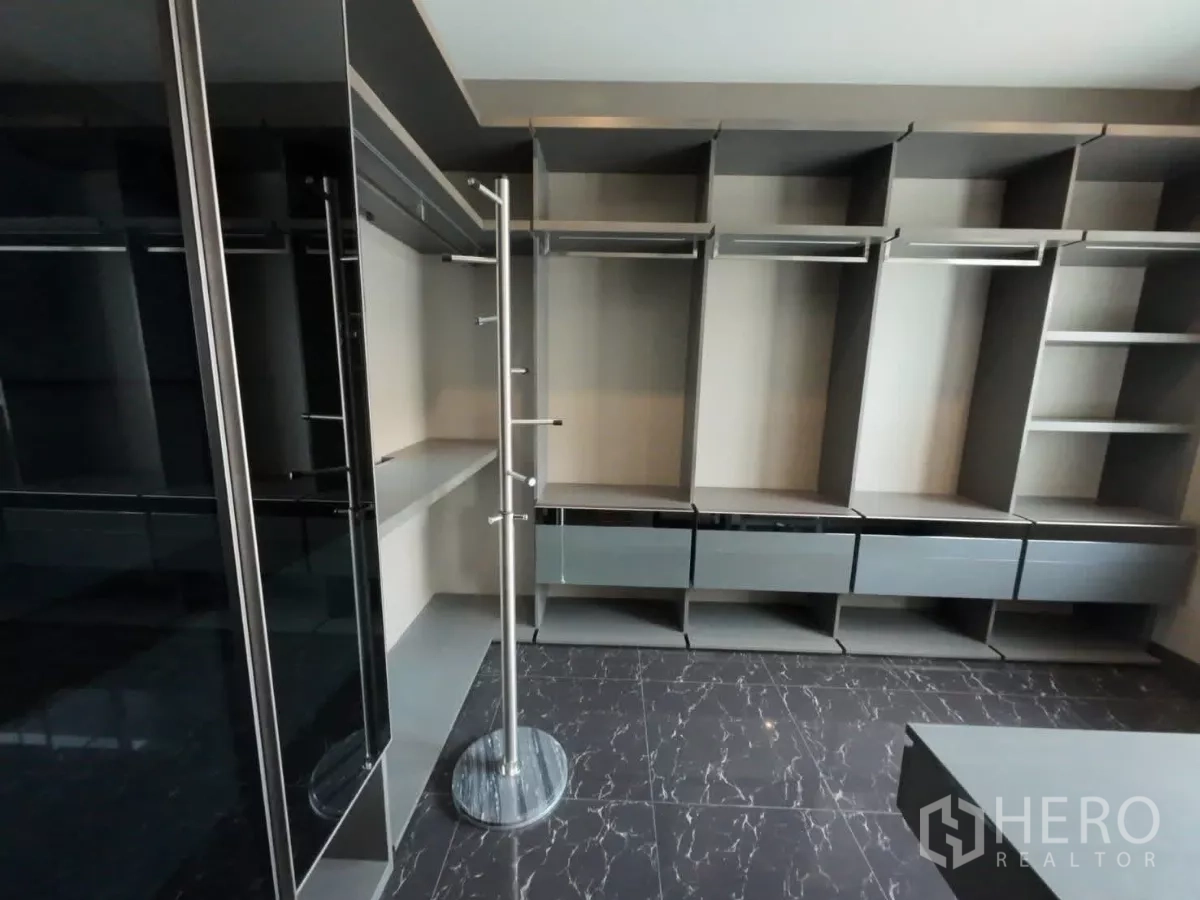 ทาวน์เฮาส์ ให้เช่าหรือขายในLat Phrao, Bangkok - มุมตู้เสื้อผ้าบิลท์อินพร้อมไฟ LED สายยาว