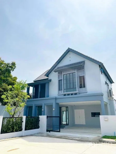 Detached House for rent in Bang Khun Thian, Bangkok - Two-storey detached house exterior with carport, gate and modern façade in Bang Khun Thian, Bangkok.