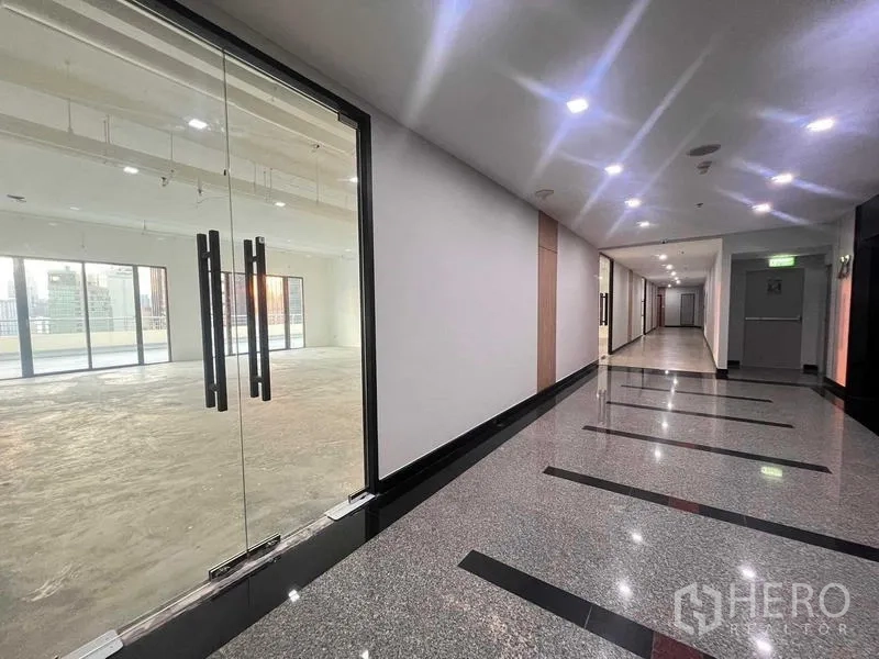 สำนักงาน ให้เช่าในWatthana, Bangkok - โถงอาคารทันสมัยพร้อมประตูกระจกบานคู่ทางเข้าไปยังห้องสำนักงานว่าง