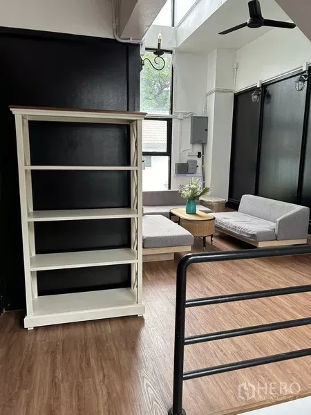 带办公室的家 出租或出售在Phra Khanong, Bangkok - 楼层过道带书架，木质地板与小型会客区。