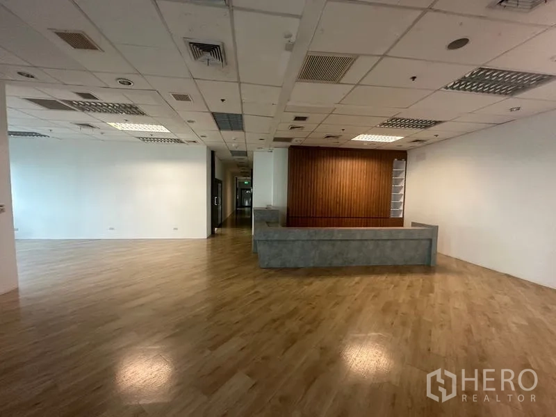 Office Space for rent in Ratchathewi, Bangkok - Open reception and workspace with wood floors and a feature wall.