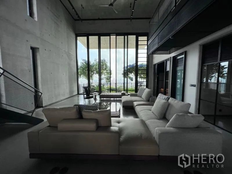 คอนโด ให้เช่าในSathon, Bangkok - พื้นที่ลิฟวิ่งสไตล์ลอฟต์ กระจกสูงเต็มผนัง เปิดรับวิวเมืองและต้นไม้