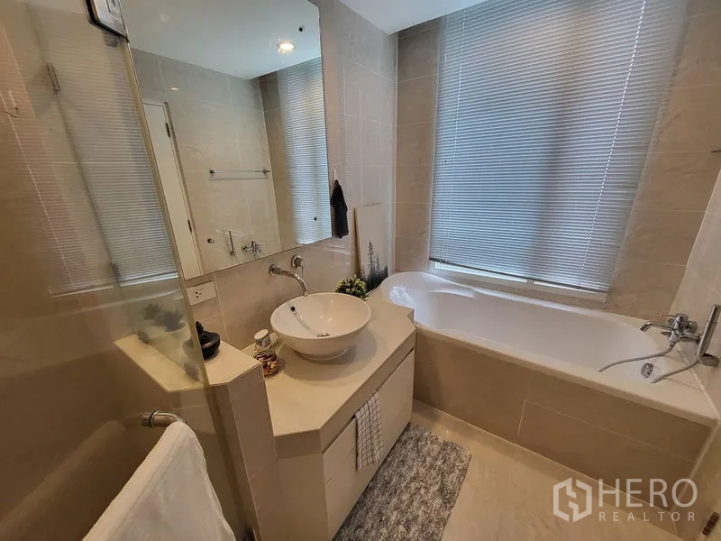 คอนโด ให้เช่าในKhlong Toei, Bangkok - ห้องน้ำโมเดิร์น พร้อมอ่างอาบน้ำ ตู้อาบน้ำกระจก และอ่างล้างหน้าแบบวางบนเคาน์เตอร์