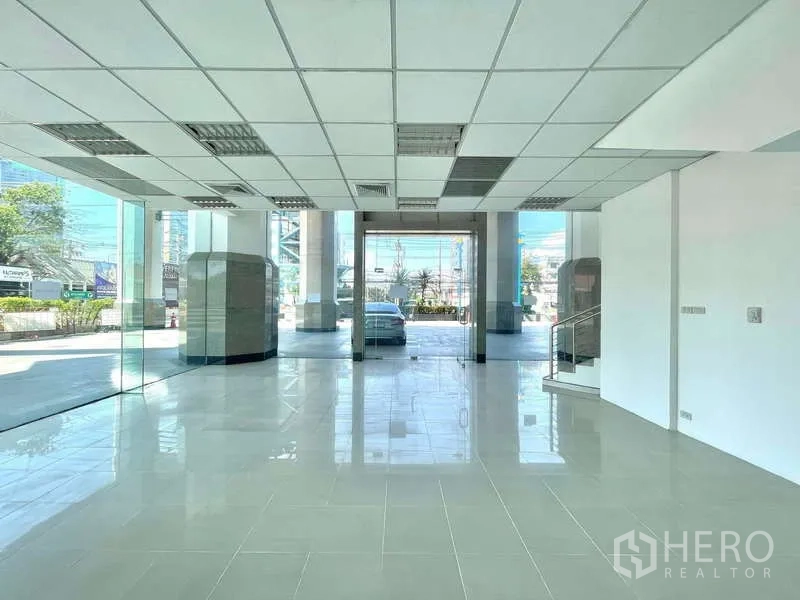 พื้นที่ขายปลีก ให้เช่าในYan Nawa, Bangkok - ภายในกว้าง มองออกสู่ถนนผ่านประตูกระจกเต็มสูง.