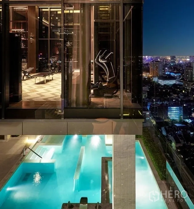 คอนโด ขายในWatthana, Bangkok - ฟิตเนสผนังกระจกมองเห็นสระดาดฟ้าและวิวเมืองกรุงเทพฯ ตอนกลางคืน