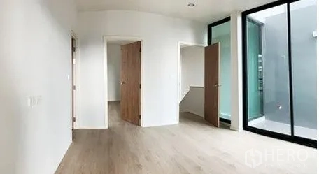 สำนักงานที่บ้าน ให้เช่าในDon Mueang, Bangkok - ห้องโล่ง พื้นไม้สีอ่อน ผนังขาว และกระจกบานเลื่อนขนาดใหญ่