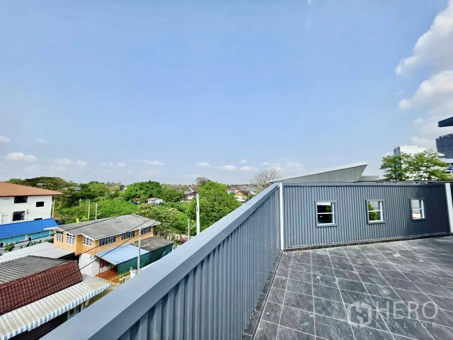 โกดัง for rent or sale in Mueang Nonthaburi, Nonthaburi - ดาดฟ้าเปิดโล่ง ผนังเมทัลชีท มองเห็นวิวชุมชนและพื้นที่สีเขียวโดยรอบ