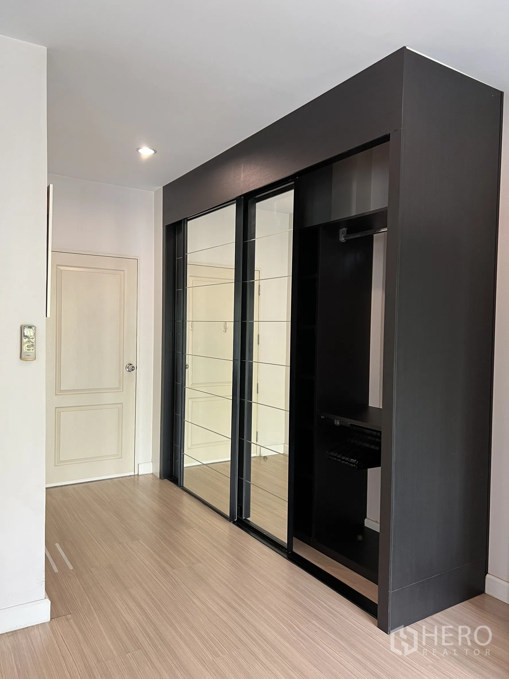 บ้าน ให้เช่าหรือขายในSaphan Sung, Bangkok - มุมตู้เสื้อผ้าห้องนอน บานเลื่อนกระจกและพื้นที่เก็บของ