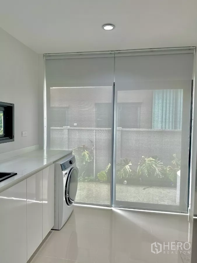 บ้าน ให้เช่าหรือขายในPrawet, Bangkok - ครัวแพนทรีพร้อมประตูกระจกสไลด์ออกสู่ลาน และเครื่องซักผ้าฝาหน้า