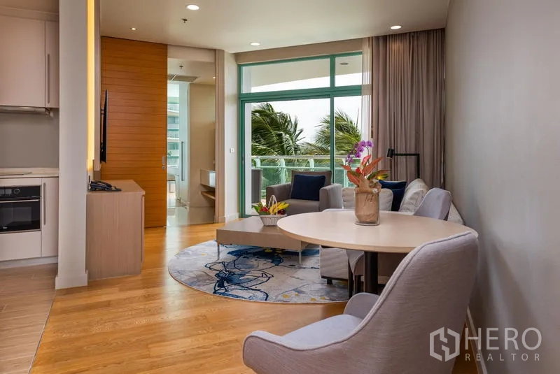 คอนโด ให้เช่าในBang Kho Laem, Bangkok - มุมรับประทานอาหารและห้องนั่งเล่น โต๊ะกลม เก้าอี้อาร์มแชร์ พื้นไม้ และช่องแสงสูงระดับระเบียง