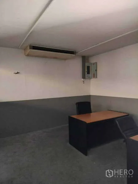 Warehouse for rent in Lat Krabang, Bangkok - Office area with desks and a wall-mounted air conditioner