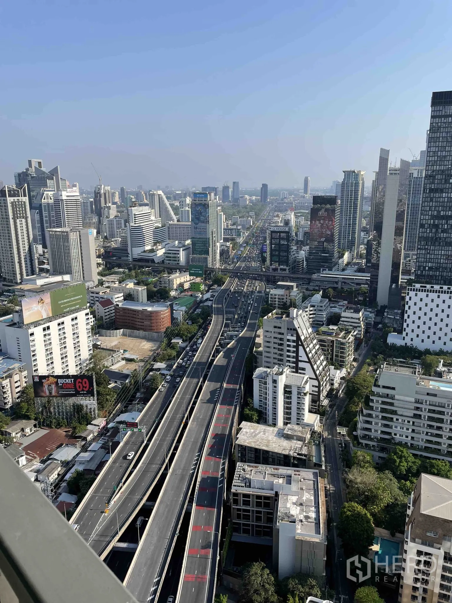 Condominium for rent in Pathum Wan, Bangkok - High-floor skyline view over expressways and Bangkok’s downtown towers.