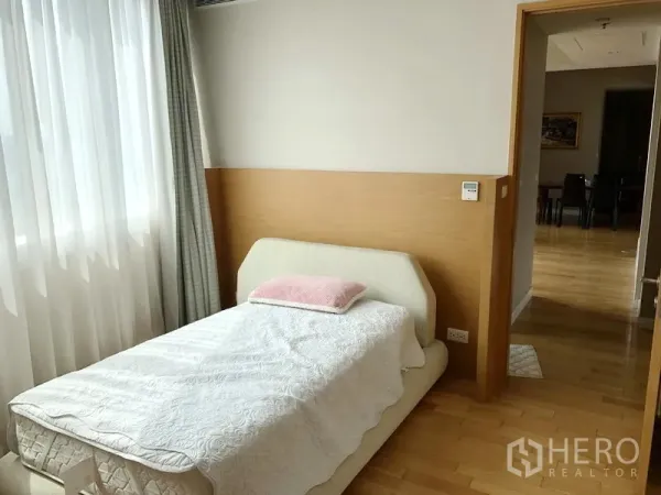 คอนโด ให้เช่าในKhlong Toei, Bangkok - ห้องนอนเล็กสว่างไสว เตียงเดี่ยวข้างหน้าต่างขนาดใหญ่