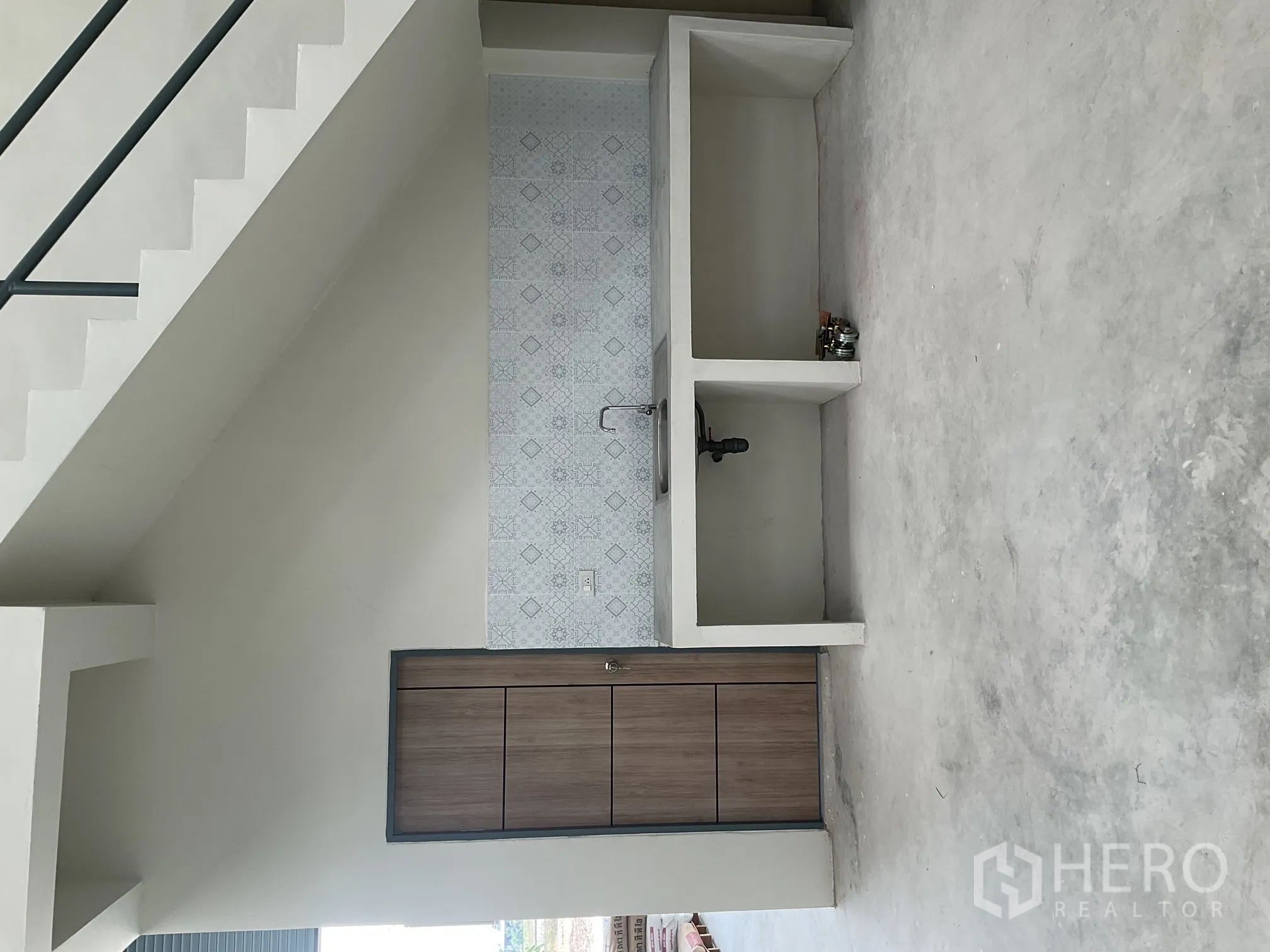 โกดัง for rent in Lat Lum Kaeo, Pathum Thani - ซิงก์แพนทรีกระเบื้องและเคาน์เตอร์คอนกรีตใต้บันได