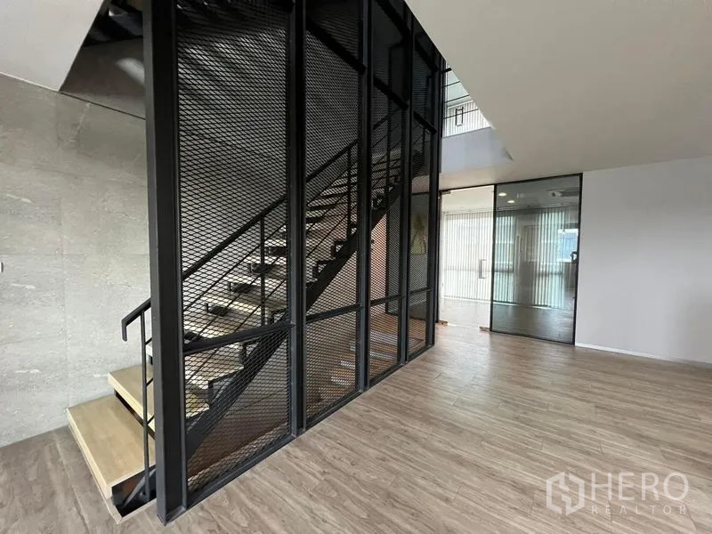 สำนักงานที่บ้าน ให้เช่าในBueng Kum, Bangkok - ชั้นล่างพร้อมโครงตะแกรงล้อมบันไดและประตูทางเข้ากระจก