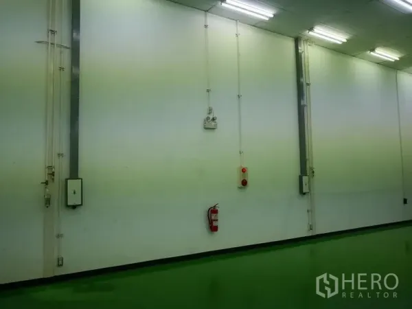 คลังสินค้า ให้เช่าในBang Phli, Samut Prakan - ผนังโกดังพร้อมท่อร้อยสายไฟ ปุ่มฉุกเฉิน และถังดับเพลิง