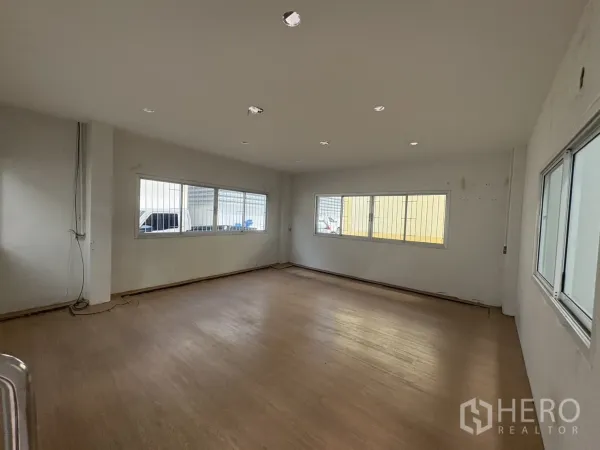 货栈 出租在Ban Phaeo, Samut Sakhon - 办公室采光良好，木纹地板、筒灯与带护栏的窗户。