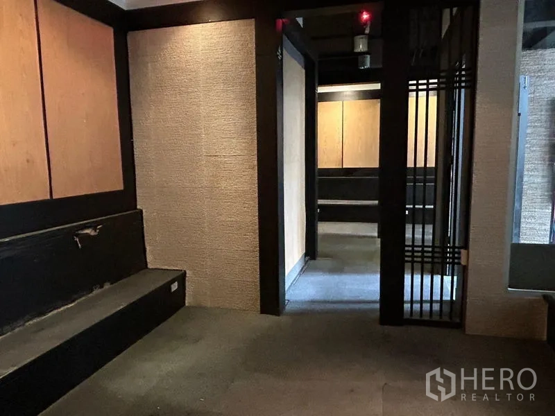 พื้นที่ขายปลีก ให้เช่าในBang Rak, Bangkok - ห้องมุมส่วนตัวในพื้นที่ค้าปลีก ผนังผิวสัมผัส เบาะนั่งบิลต์อิน และประตูลูกกรงเลื่อน