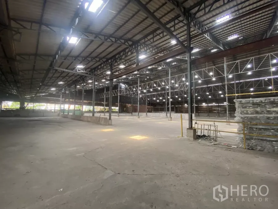 工厂 出租在Mueang Nakhon Pathom, Nakhon Pathom - 钢结构高跨仓厂内景，高屋顶与开阔混凝土地坪。