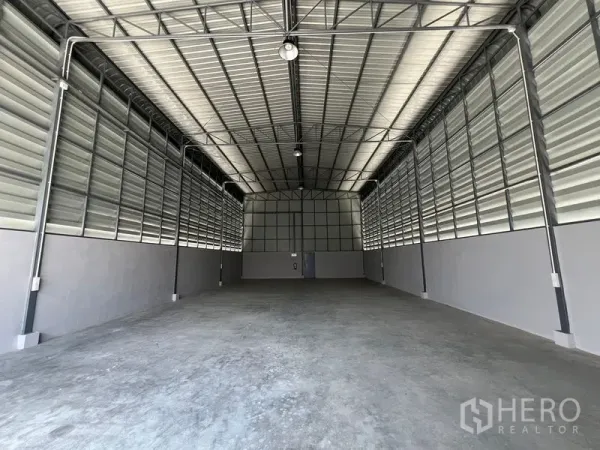 货栈 出租在Prawet, Bangkok - 空置仓库大厅，混凝土地面，高挑天花，大型入口门。