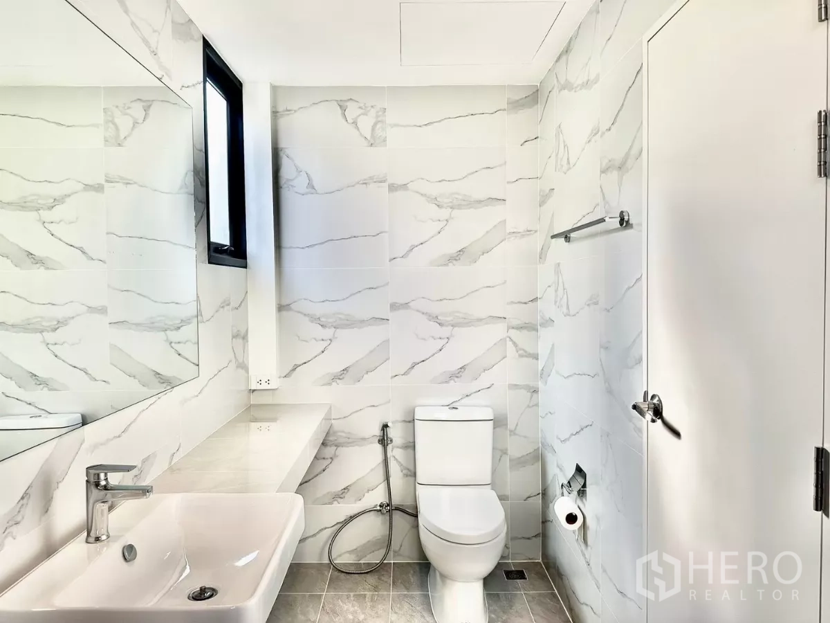 บ้าน ให้เช่าหรือขายในPrawet, Bangkok - ห้องน้ำพร้อมอ่างล้างหน้า กระจกบานใหญ่ โถสุขภัณฑ์และสายฉีด