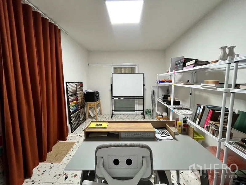 货栈 出租在Khan Na Yao, Bangkok - 小型办公室，配办公桌、置物架与白板，照明充足。