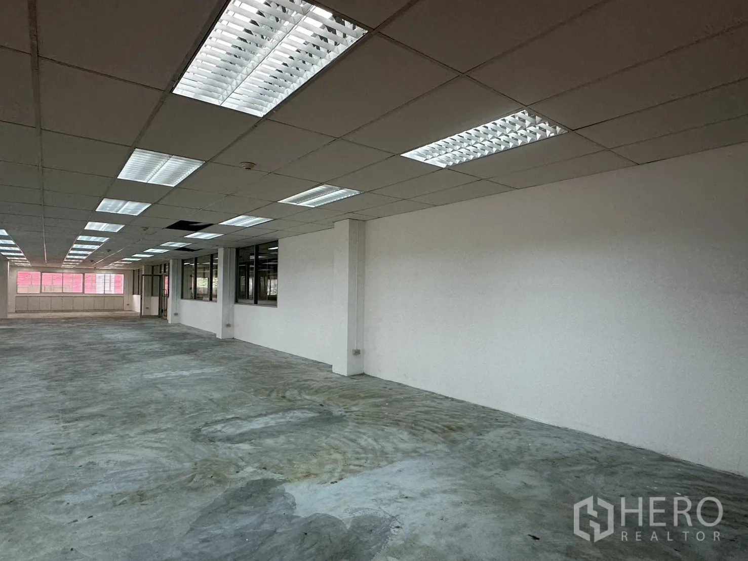 ออฟฟิศ for rent in Pathum Wan, Bangkok - ออฟฟิศพื้นที่เปิดโล่งพร้อมฝ้าเพดานกริดและพื้นคอนกรีต