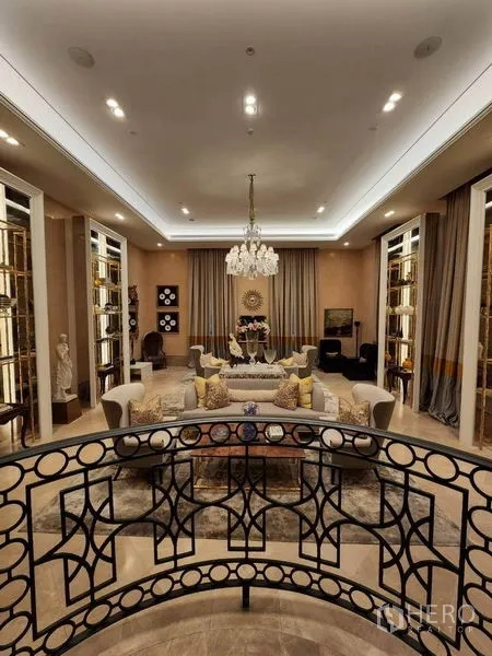 คอนโด ให้เช่าหรือขายในWatthana, Bangkok - เลานจ์ส่วนกลางหรูหรา พร้อมโคมระย้า ชั้นวางของ และโซฟานุ่มสบาย