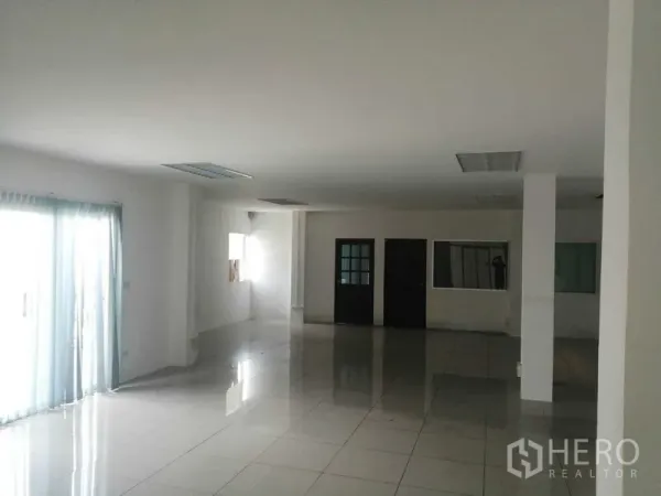 工厂 出租或出售在Bang Phli, Samut Prakan - 厂内办公室区，瓷砖地面、采光窗与日光灯照明