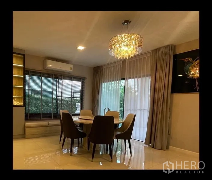 Detached House for rent in Bang Phli, Samut Prakan - Dining area with round table, crystal chandelier and sliding glass doors