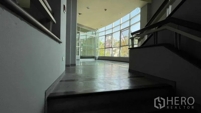 คลังสินค้า ให้เช่าหรือขายในBangkok Yai, Bangkok - ชานบันไดขึ้นสู่โซนออฟฟิศ ผนังกระจกสูงรับแสงธรรมชาติ