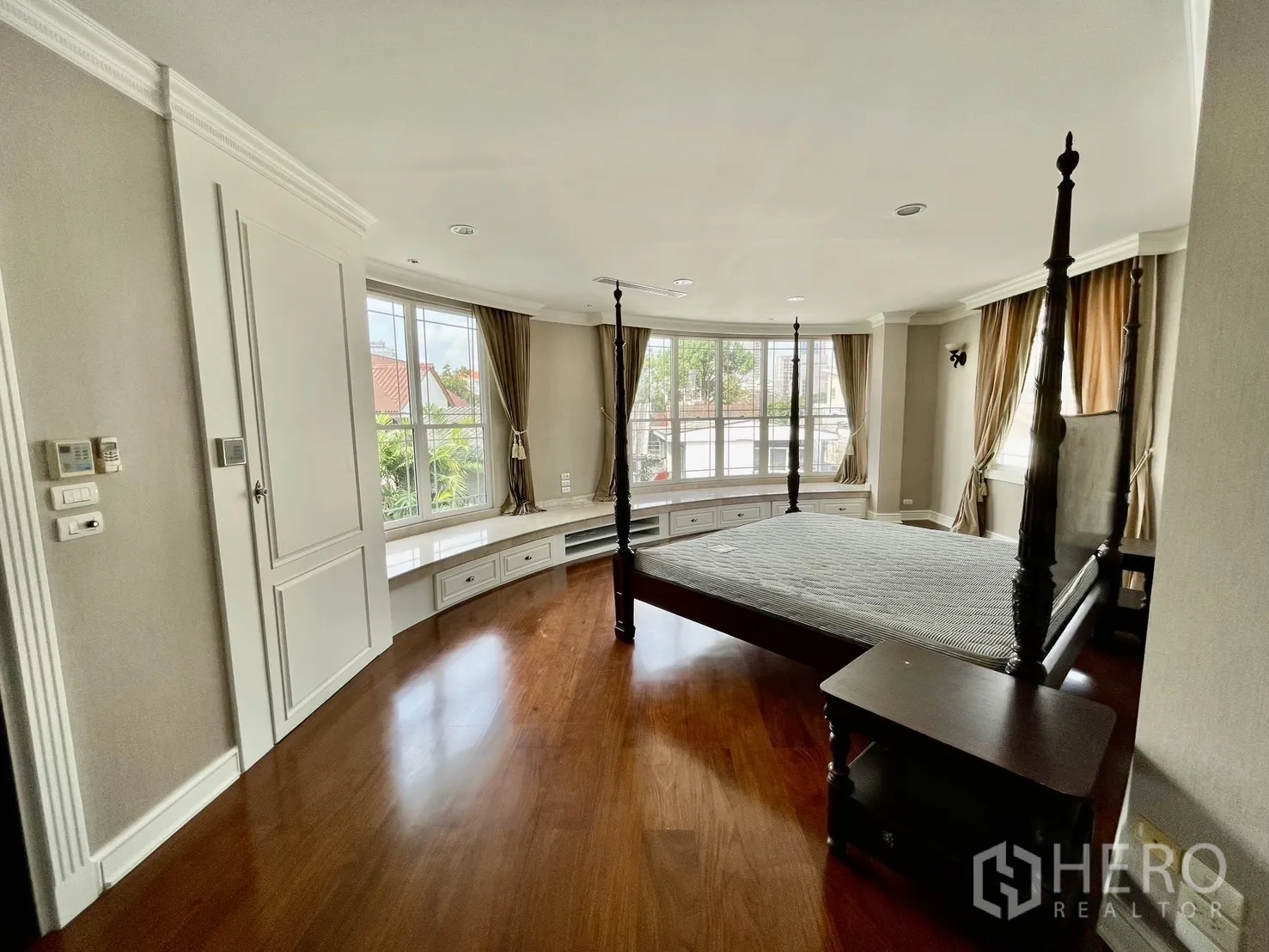 独立式住宅 出租在Chatuchak, Bangkok - 宽敞卧室，湾窗座与四柱床