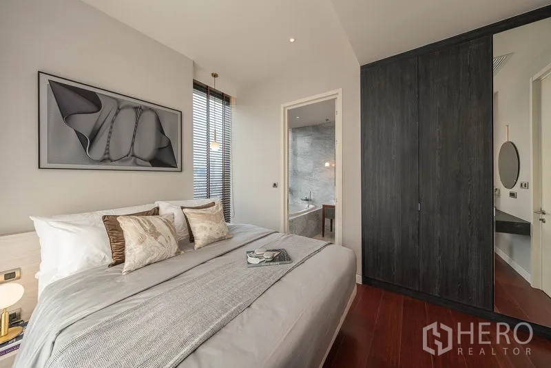 คอนโด ให้เช่าในWatthana, Bangkok - ห้องนอนพร้อมตู้เสื้อผ้าบิวท์อินและประตูเข้าห้องน้ำในตัว ข้างหน้าต่างบานใหญ่