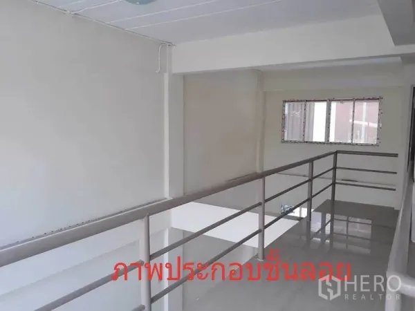 อาคารพาณิชย์ ให้เช่าในDin Daeng, Bangkok - ชั้นลอยพร้อมราวกันตกโลหะ มองเห็นพื้นที่โล่งด้านล่าง มีหน้าต่างรับแสงธรรมชาติ