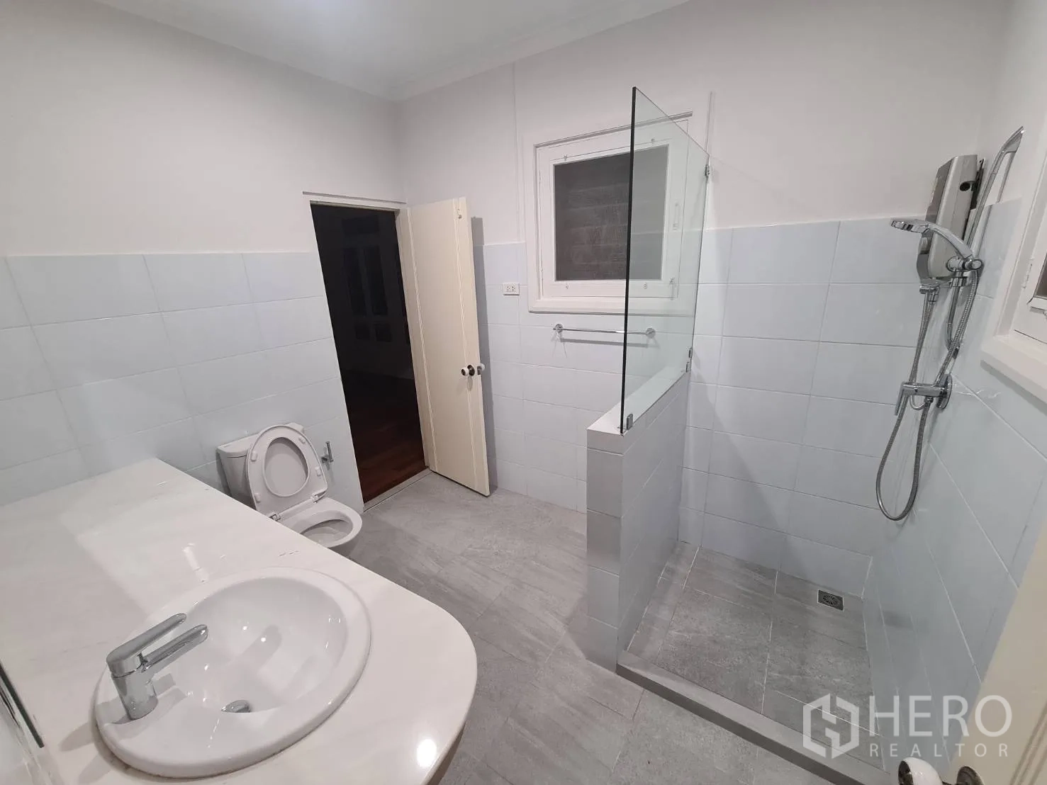 บ้าน ให้เช่าในKhlong Toei, Bangkok - ห้องน้ำสว่าง โซนอาบน้ำกั้นกระจก และเคาน์เตอร์ยาว