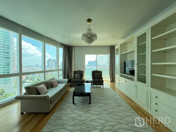 คอนโด ให้เช่าในKhlong Toei, Bangkok - ห้องนั่งเล่นสว่าง โปร่ง ด้วยกระจกสูงจากพื้นจรดเพดาน วิวสกายไลน์ ตู้บิลท์อิน และโคมระย้า