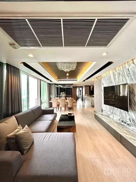 คอนโด ขายในWatthana, Bangkok - ห้องนั่งเล่นและรับประทานอาหารแบบเปิดพร้อมโซฟาตัวแอล ระเบียงกระจก และผนังลายหินอ่อน