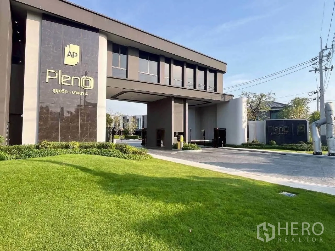 Townhouse for rent in Bang Phli, Samut Prakan - Gated project entrance with Pleno signage and manicured lawn.